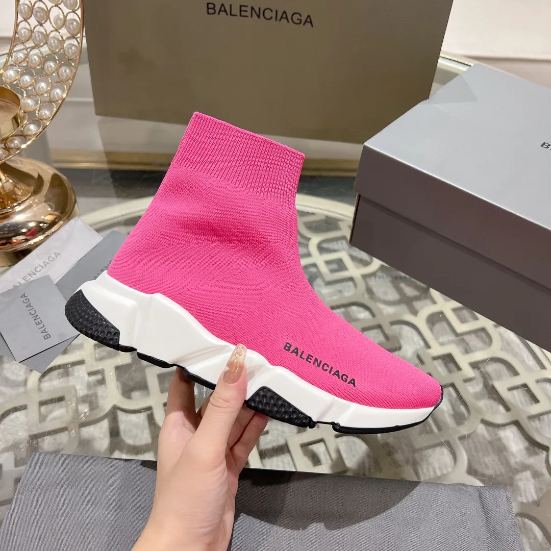 👟👟Ex-factory price 400👟👟 Balenciaga classic sock boots, originally produced by the factory, purchasing agent level. The latest original outsole mold, (TPU ten-vacuum outsole, the highest version on the market, please do not compare prices with TPR outsole, don’t bother if you don’t know the product) The black, white and red three-color vacuum sole shows high-end luxury. •Upper: elastic fly weave double-layer composite gold wire high-elastic knitted mesh cotton •Inner lining: imported double-sided velvet, which is comfortable and resilient to shape •Insole: original imported terry cloth, breathable but not fading •Sole: TPU ten-vacuum outsole (to eliminate pores) •Packaging: full set of packaging (certificate, invoice, cloth bag, handbag) •Size: 34-45 standard code (34, 45, 46.47 can be customized and are not returnable)